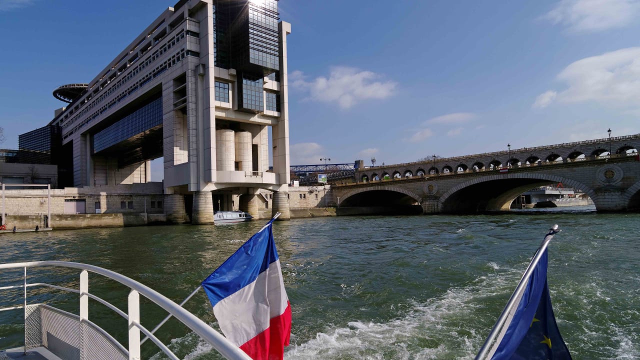 Présidentielle 2027 : pour sortir d'un système « féodal », Villepin propose un « big bang » fiscal