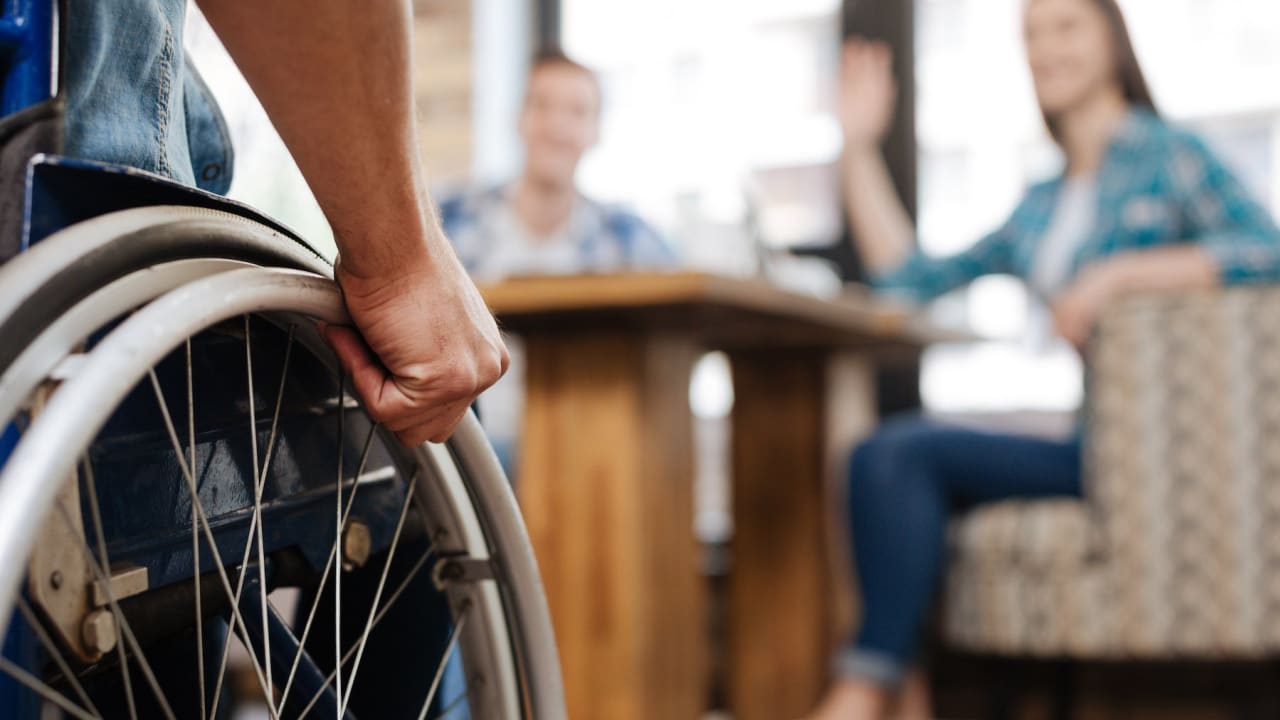 « Je suis en situation de handicap moteur, jusqu'à quel âge ai-je droit à l'AAH et à la PCH ? »