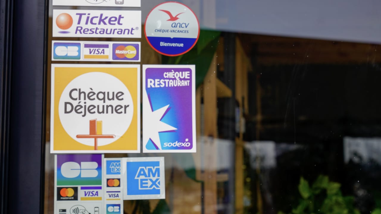 Tickets-restaurant, chèques-vacances : les salariés fortement attachés à leurs avantages