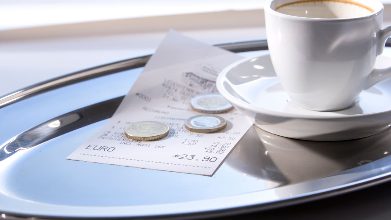 Pourboires : les Français sont-ils généreux ou radins au moment de payer ?