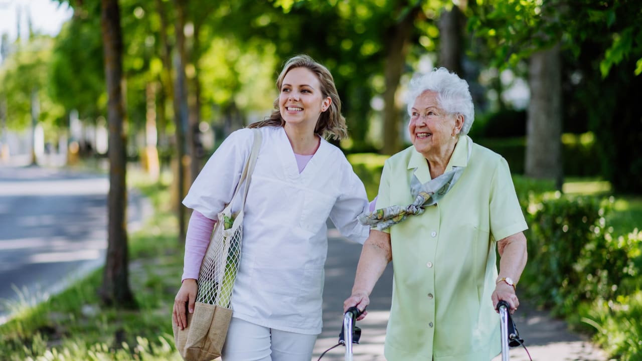 APA, PCH, ARDH : les montants des allocations pour maintien à domicile des personnes âgées en 2026