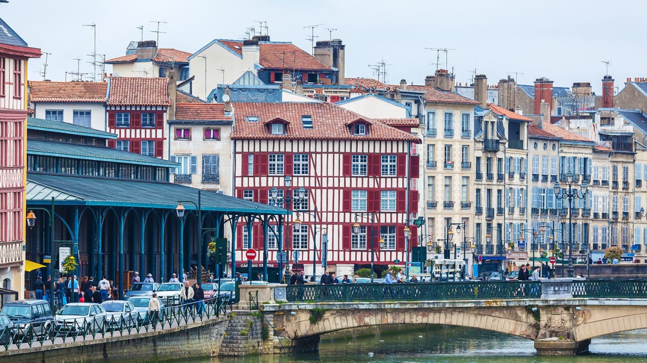Immobilier à Bayonne : hausse des prix d'achat et stabilité des loyers en décembre 2025