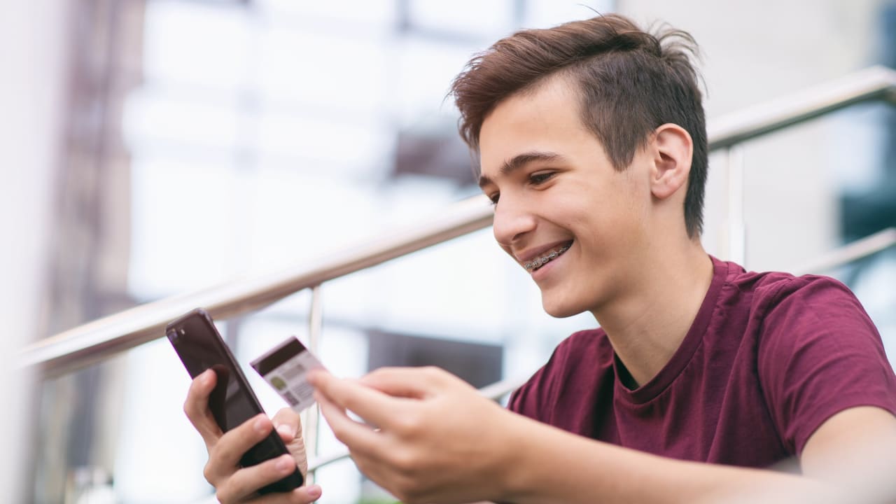 Votre ado veut tout acheter ? Ces astuces vont lui faire voir l'argent autrement