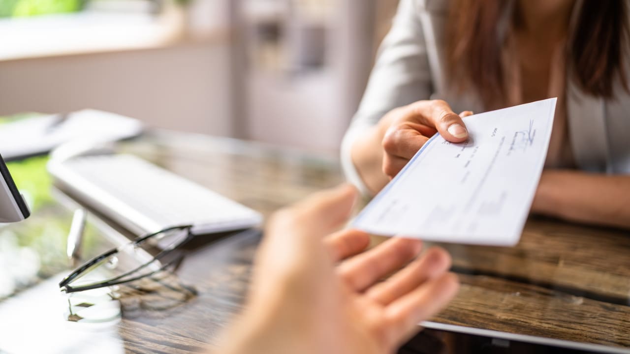 Banque en ligne : qui sont les derniers établissements à vous fournir encore un chéquier ?