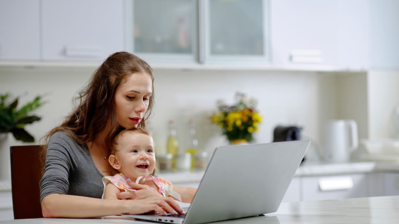 Nouveau congé de naissance : il sera financé par les économies sur les allocations familiales