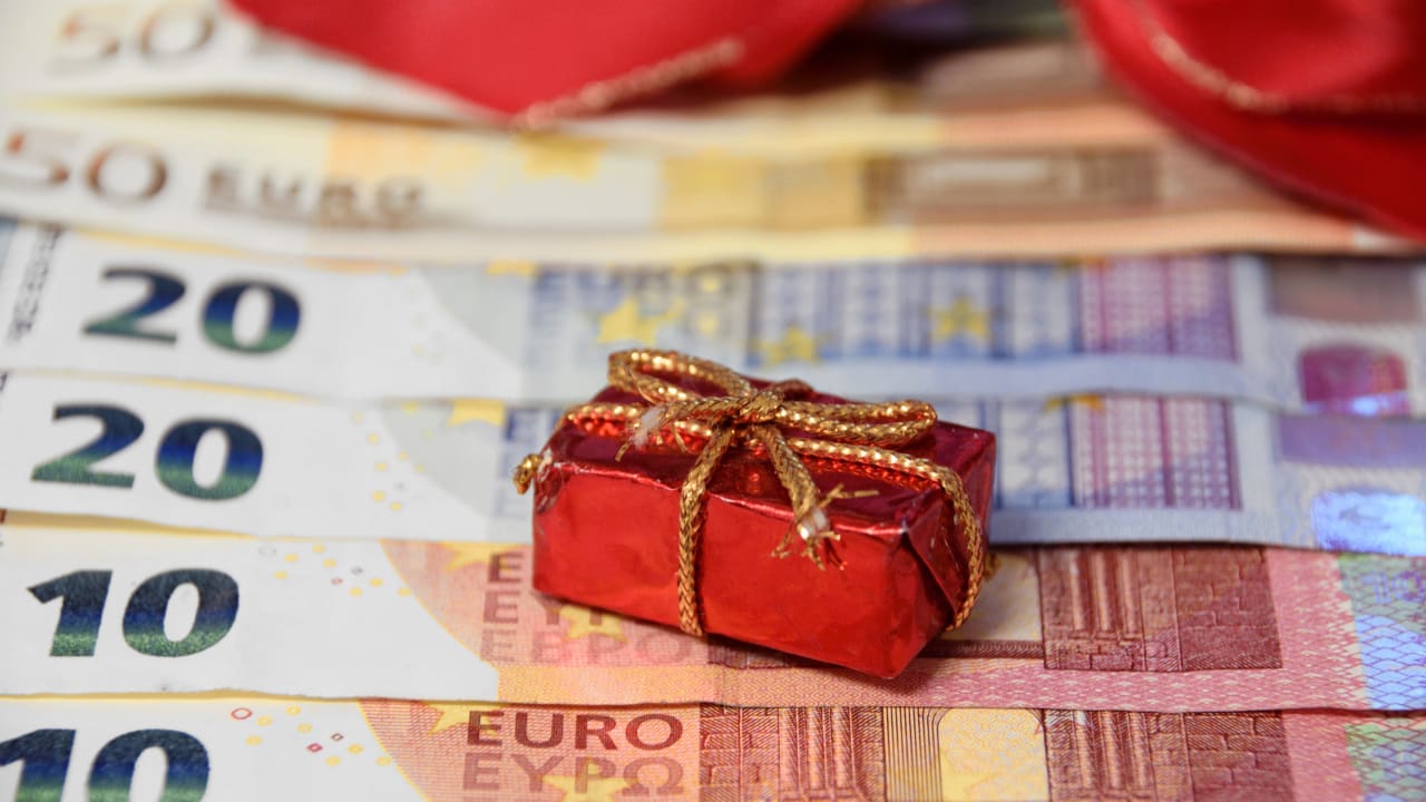 Prime de Noël 2025 : ces centaines d'euros que vous perdez avec sa non-revalorisation depuis 1998