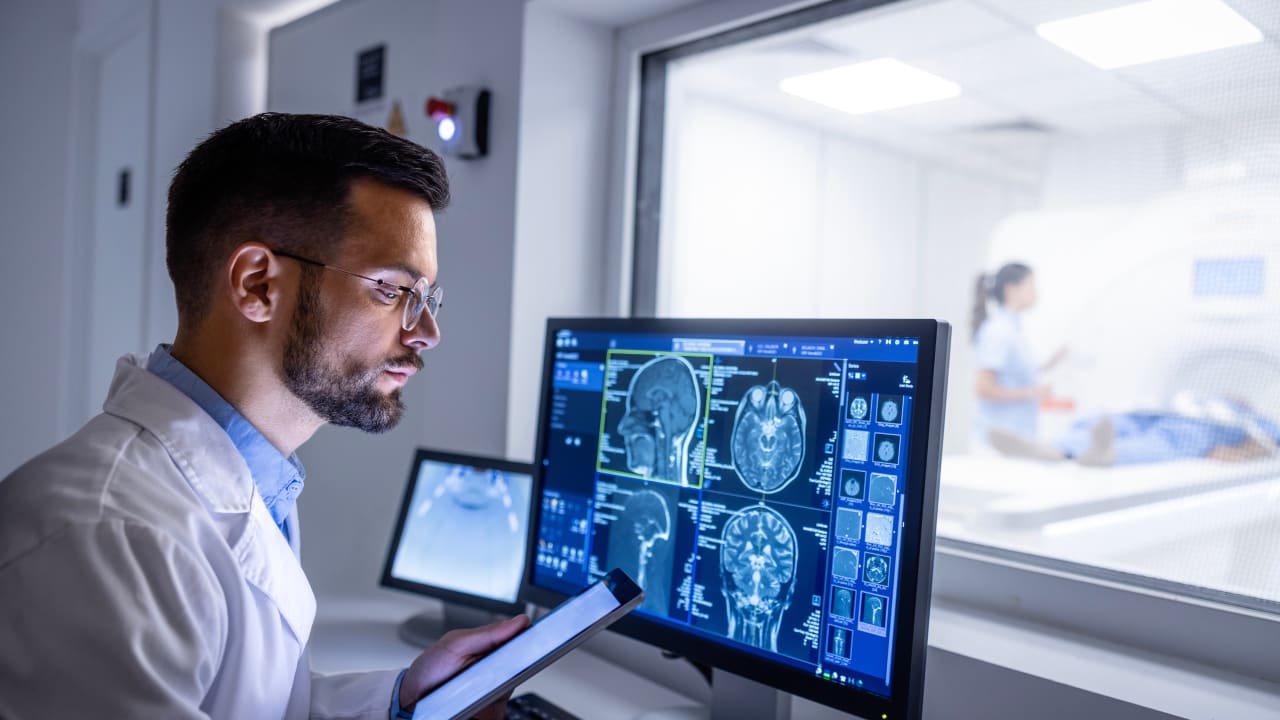 Salaire : combien gagne réellement un radiologue ?