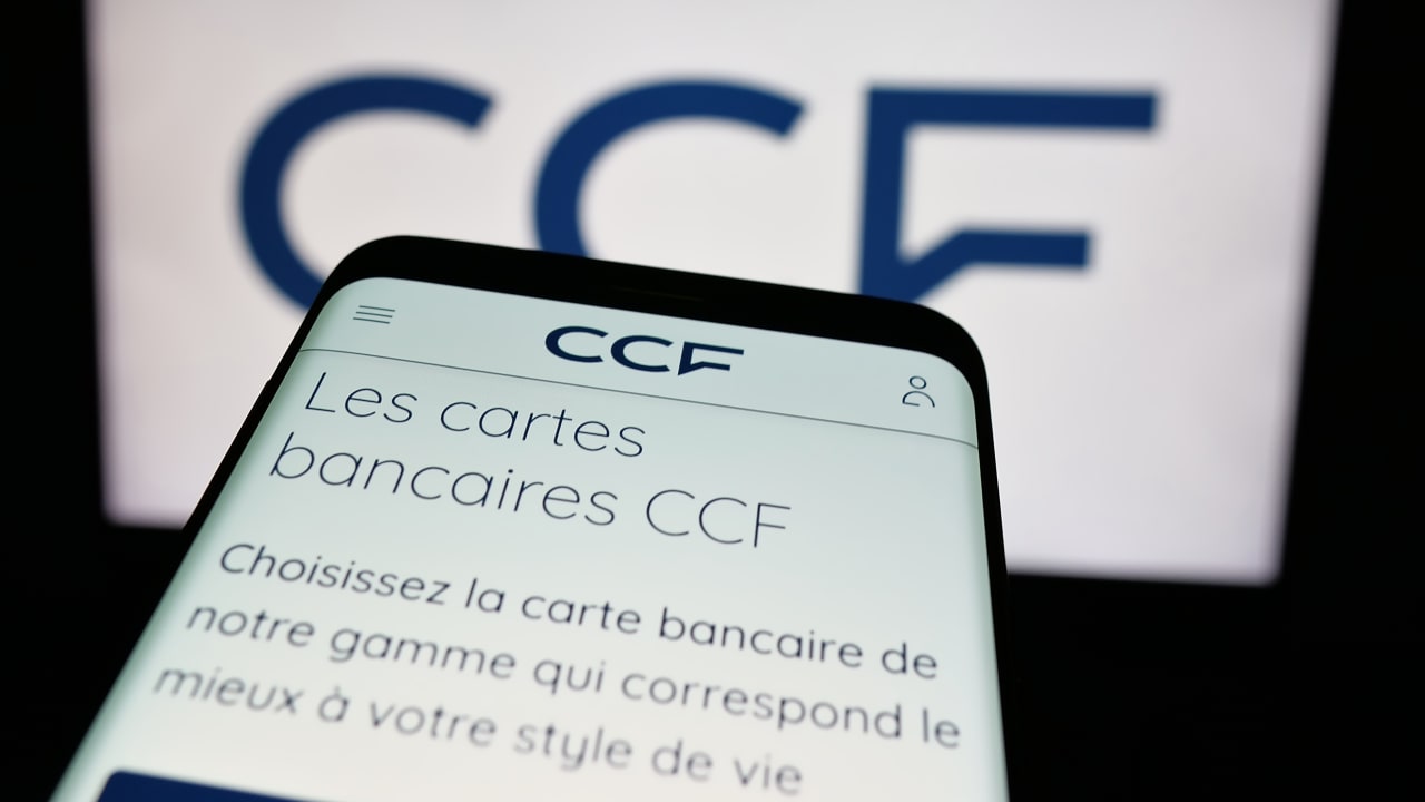 Carte bancaire : cette nouvelle Visa promet retraits à l'étranger sans frais et accès illimité aux salons d'aéroport