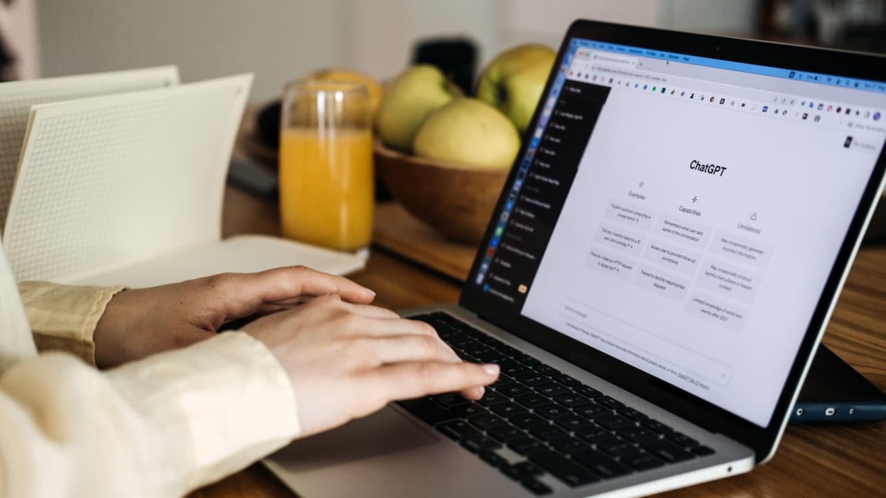 « L'IA m'aide à y voir clair » : ces Français qui utilisent ChatGPT pour gérer leur argent