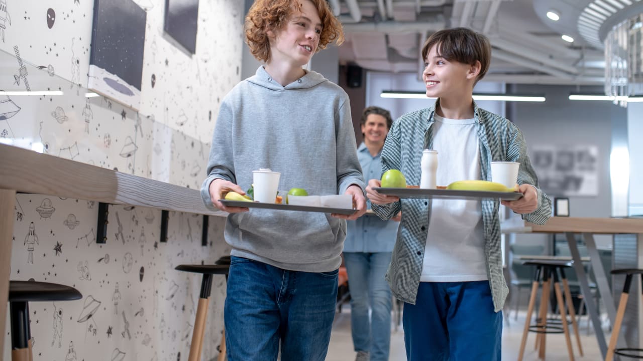 Etudiants, lycéens, collégiens : la liste des aides pour manger moins cher