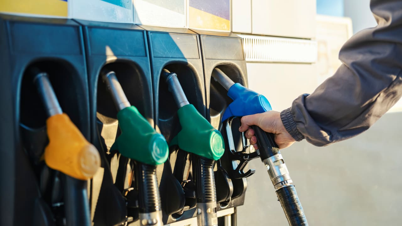 Prix à la pompe : Lescure « souhaite » que les distributeurs « corrigent les anomalies »