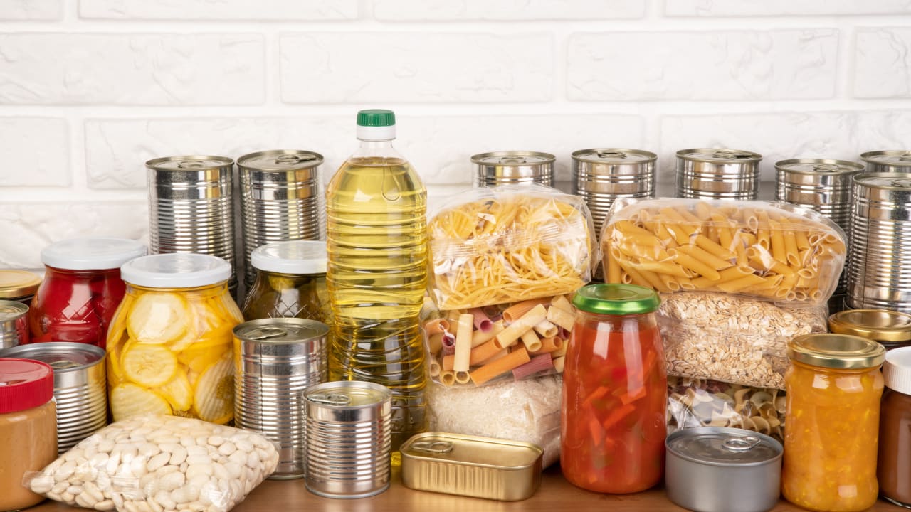 Conserves, riz et pâtes : avec la guerre au Moyen-Orient, les Français ont recours aux « achats de précaution »