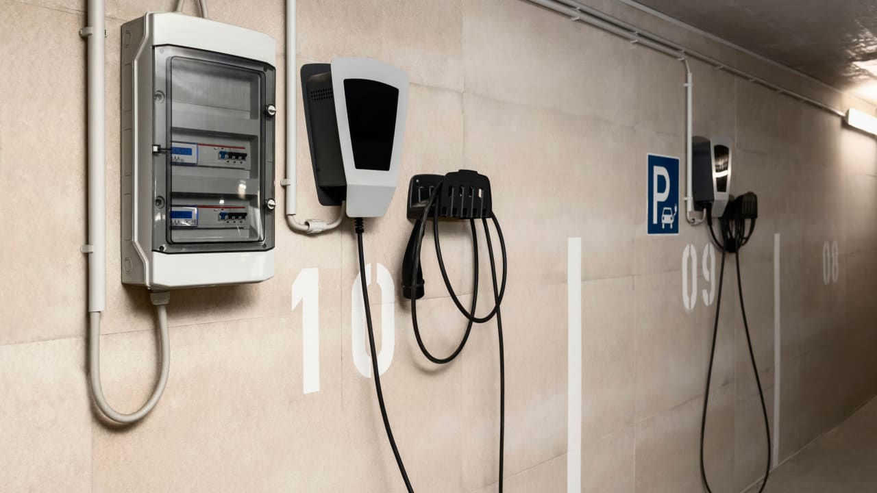 Voitures électriques : des aides en forte hausse pour les bornes de recharge dans les copropriétés