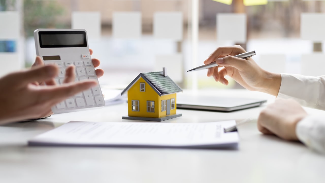 Crédit immobilier : la hausse des taux pourrait bientôt coincer certains dossiers