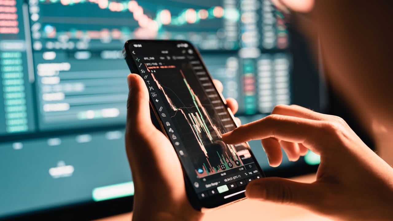 Bourse : des frais « nettement inférieurs » pour les plateformes en ligne selon l'AMF