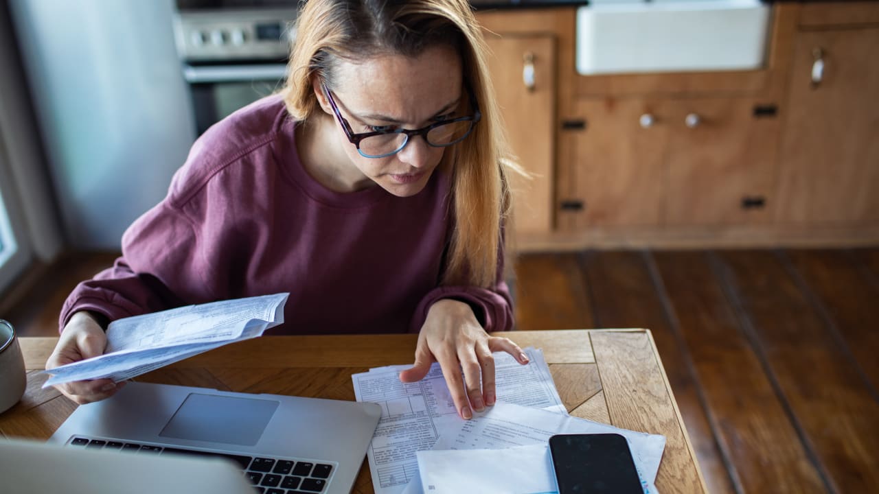 « La France est désormais un pays de bas salaires » : les syndicats écrivent au Premier ministre