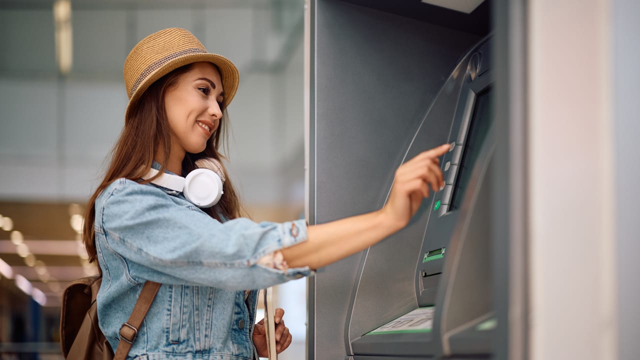 Carte bancaire Visa et Mastercard : 4 conseils pour limiter les frais dans les DAB à l'étranger