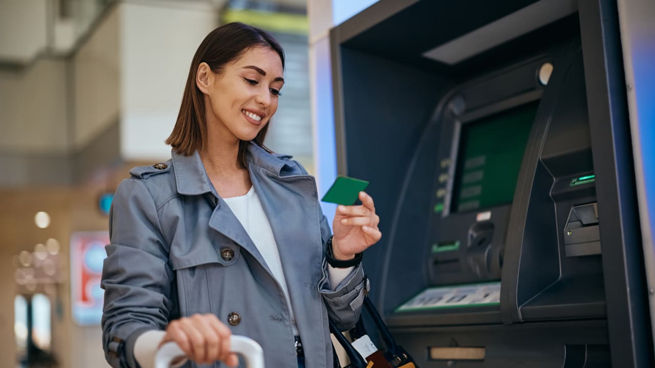 Vous cherchez une carte bancaire qui ne vous coûte rien à l'étranger ? Voici ce qui existe