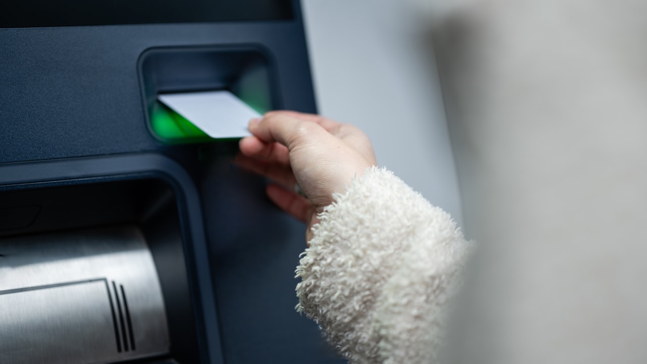 Carte bancaire oubliée ou dématérialisée : peut-on encore retirer des espèces ?