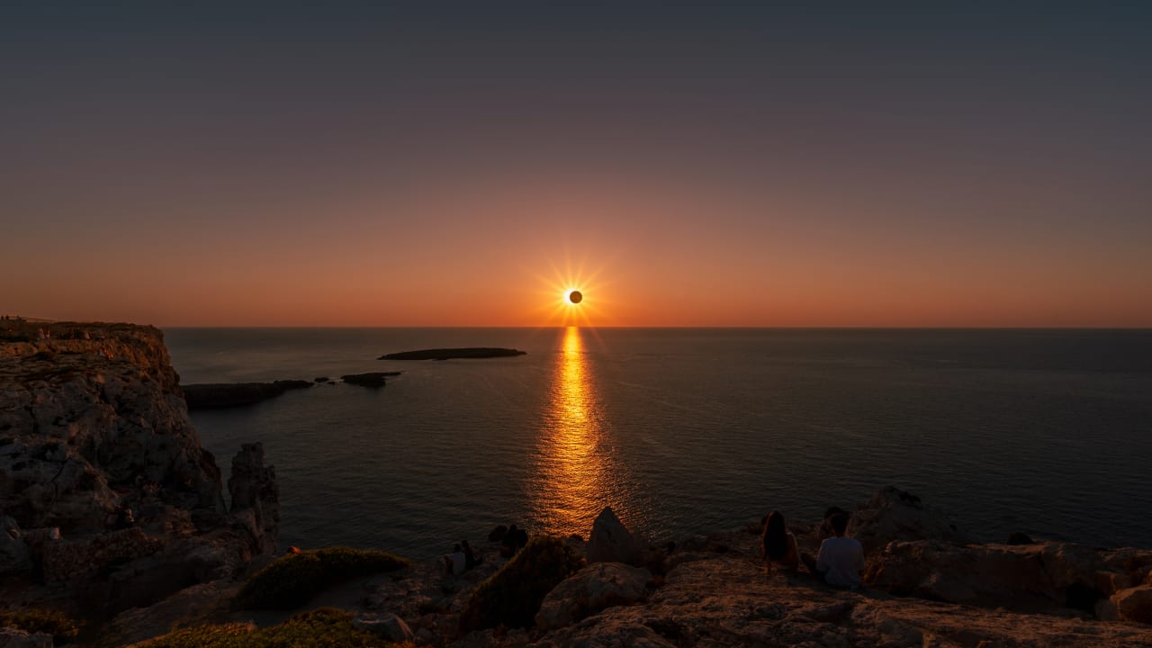 Banque en ligne : l'éclipse inspire la nouvelle carte d'helios by Younited