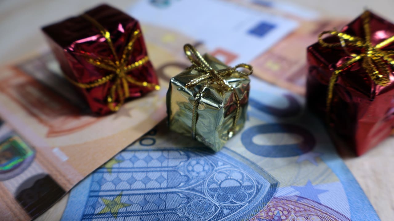 Jusqu'à 150 000 euros de don à un enfant sans impôts : ce qui changerait avec le plan du gouvernement