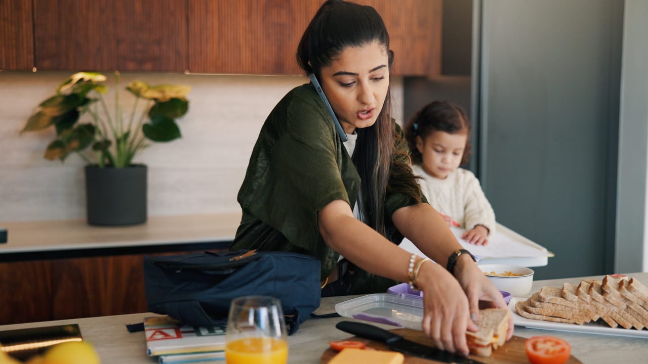 Axa, Crédit Mutuel... Les assurances cherchent à séduire les familles monoparentales