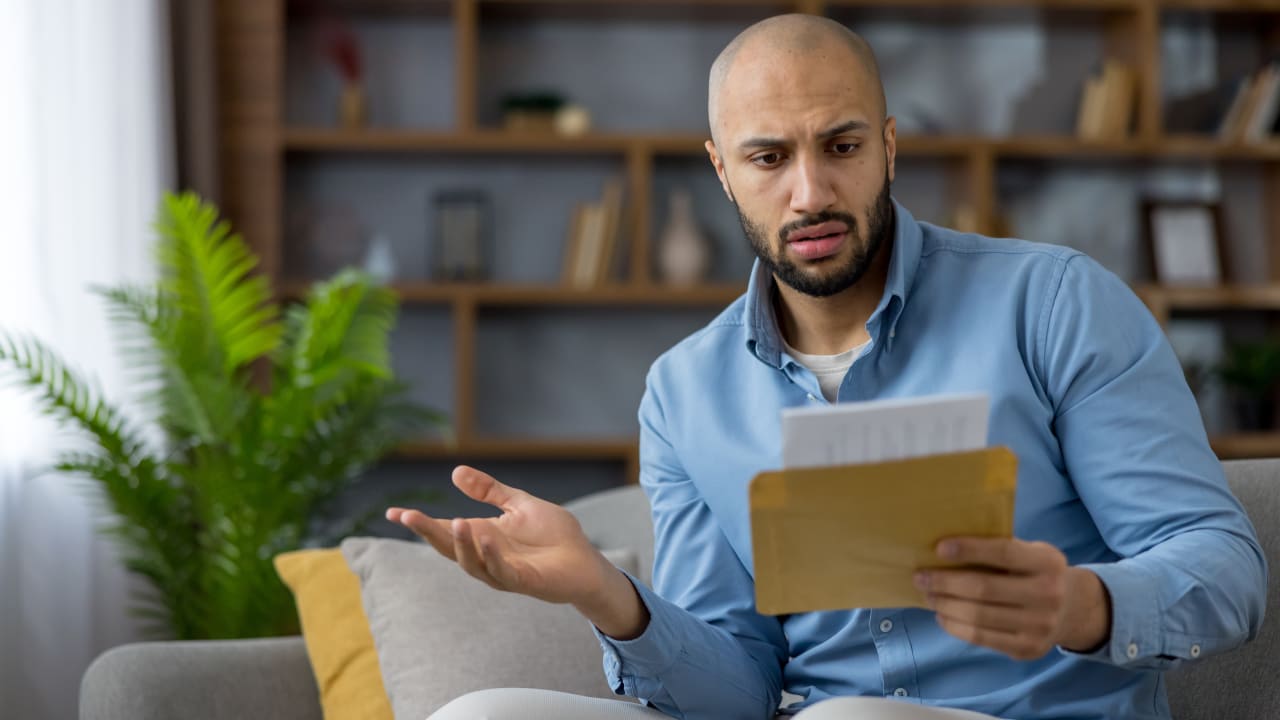 Surfacturer les clients qui refusent le prélèvement automatique est interdit, avertit le médiateur de l'assurance