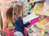 Des enfants dans un rayon de fournitures scolaires