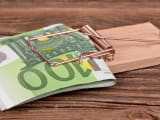 Un billet de 100 euros dans un pi&egrave;ge.