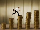 Homme d'affaires sautant sur de l'argent
