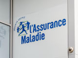 Enseigne et logo à l'entrée d'une agence de l'Assurance Maladie.