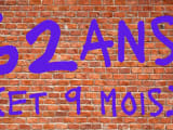 Texte 62 ANS (et 9 mois) sur un mur de briques.