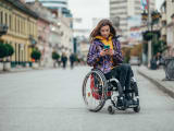 Femme handicap�e utilisant un smartphone en ville