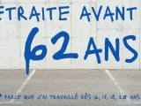 Message Retraite avant 62 ans peint sur un mur b�ton.