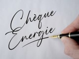 Les mots chèque énergie écrits à la main.