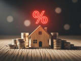 Maison, pièces de monnaie, symbole pourcentage, concept taux immobilier.