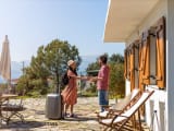 H&ocirc;te accueillant un invit&eacute; dans une maison de location
