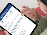 Femme utilisant un simulateur de prime d?activit&eacute; sur tablette. CAF