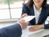 Jeune femme d'affaires asiatique recevant un salaire ou une prime d'argent de 