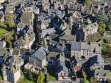 Vue a&eacute;rienne d?un village m&eacute;di&eacute;val aux toits gris en pierre. Salers, cantal