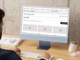 Homme travaillant sur un ordinateur, page de biens immobiliers.