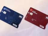 Deux nouvelles cartes bancaires Visa, bleue et rouge, sur fond clair.