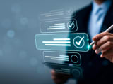 Professionnel des affaires utilisant une interface de liste de contr&ocirc;le num&eacute;rique avec des ic&ocirc;nes de coche, repr&eacute;sentant l'ach&egrave;vement des t&acirc;ches, le contr&ocirc;le de qualit&eacute;, la gestion du flux de travail et la v&eacute;rification des processus.