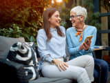 m&egrave;re montrant son t&eacute;l&eacute;phone portable &agrave; une fille, souriant et riant