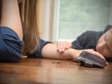 Une femme triste &agrave; la table compte les derni&egrave;res pi&egrave;ces. Portefeuille vide - le fils rassure sa m&egrave;re.