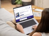 Femme sur canap&eacute; utilisant un ordinateur portable, site impots.gouv.fr.