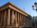 Colonnes de la fa&ccedil;ade du palais Brongniart &agrave; Paris, ancien si&egrave;ge de la Bourse fran&ccedil;aise (France)