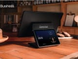 Caisse Revolut Business sur un comptoir de café