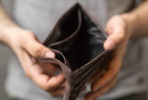 Un homme ouvre un portefeuille vide