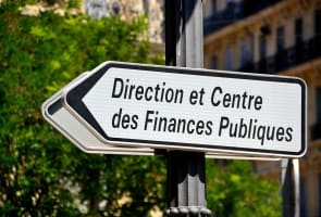 Panneau directionnel vers le Centre des Finances Publiques.